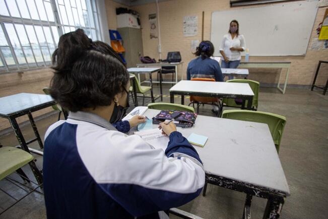 “Nada suple el trabajo del maestro en las aulas”
