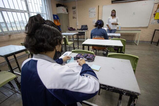 “Nada suple el trabajo del maestro en las aulas”