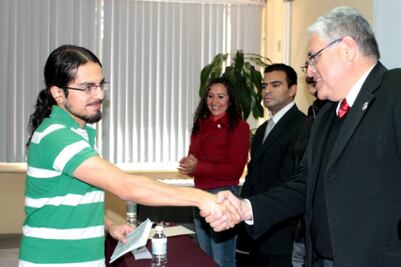 Entregan apoyo a alumno para estadía en el extranjero