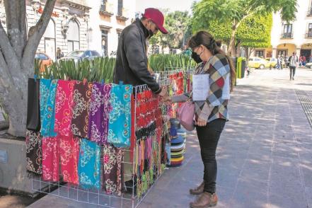 Jesús, el joven guerrerense que vende sombreros y pulseras en Querétaro 