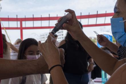 Votantes y comerciantes madrugan para asistir a la fiesta de la democracia 