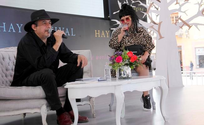 Guillermo Fadanelli y Amandititita filosofan en el Hay Festival