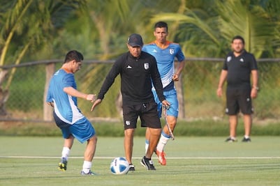Gallos entrena  a nivel del mar