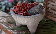 Cómo curar un molcajete antes de usarlo por primera vez
