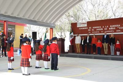 Calzada entrega arcotecho a kínder