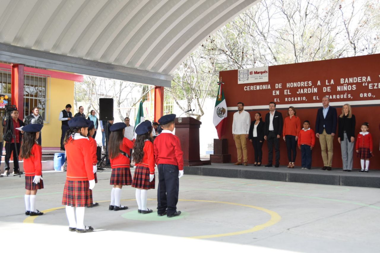 Calzada entrega arcotecho a kínder