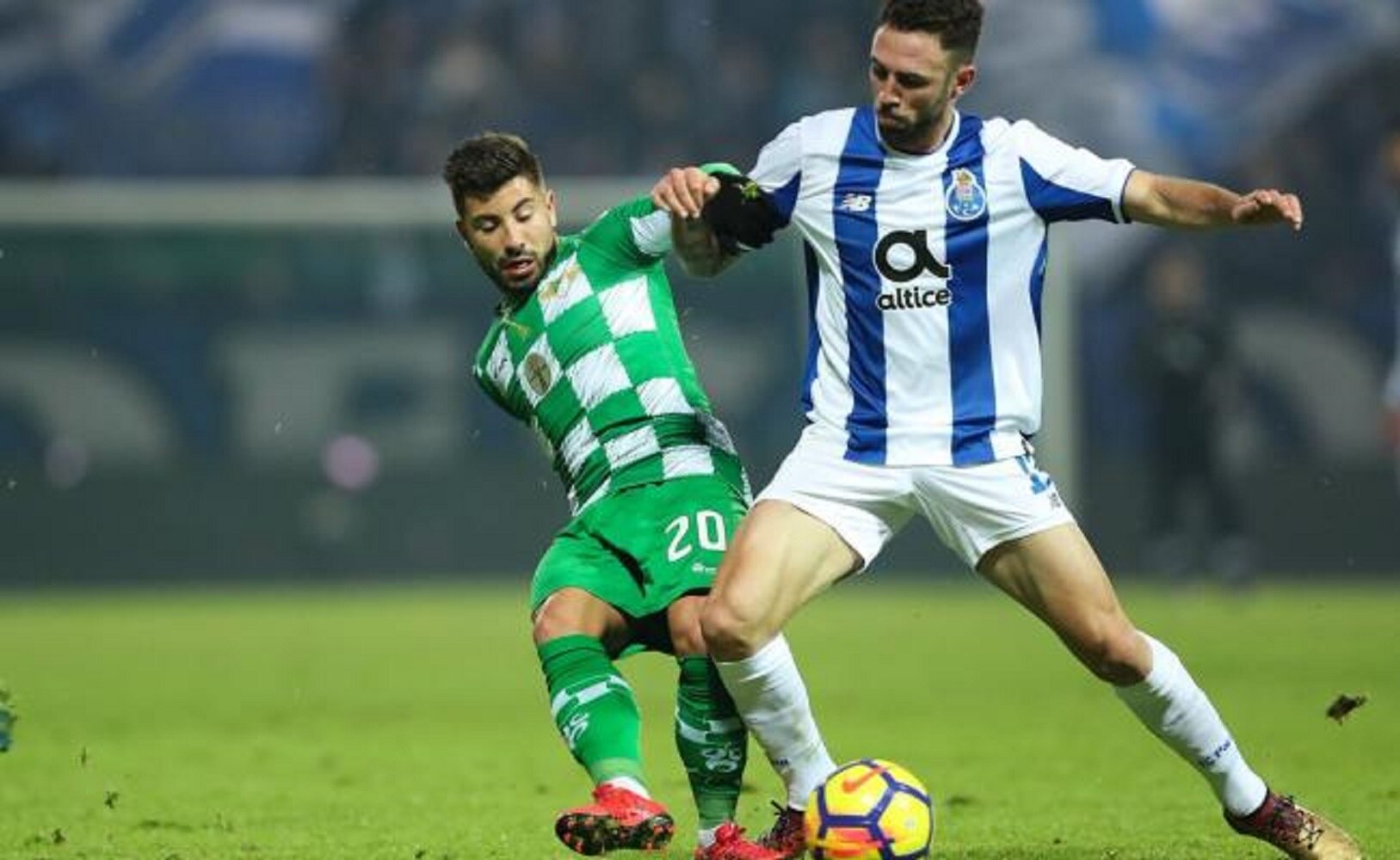 El Real Betis no quita el dedo del renglón por Layún