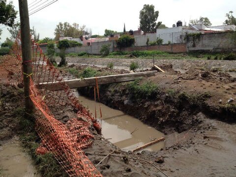 Continúan labores tras rompimiento de bordo