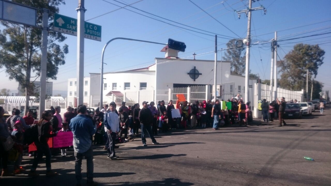 Padres de familia cierran Pie de la Cuesta por robo a escuela