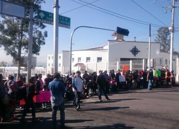 Padres de familia cierran Pie de la Cuesta por robo a escuela