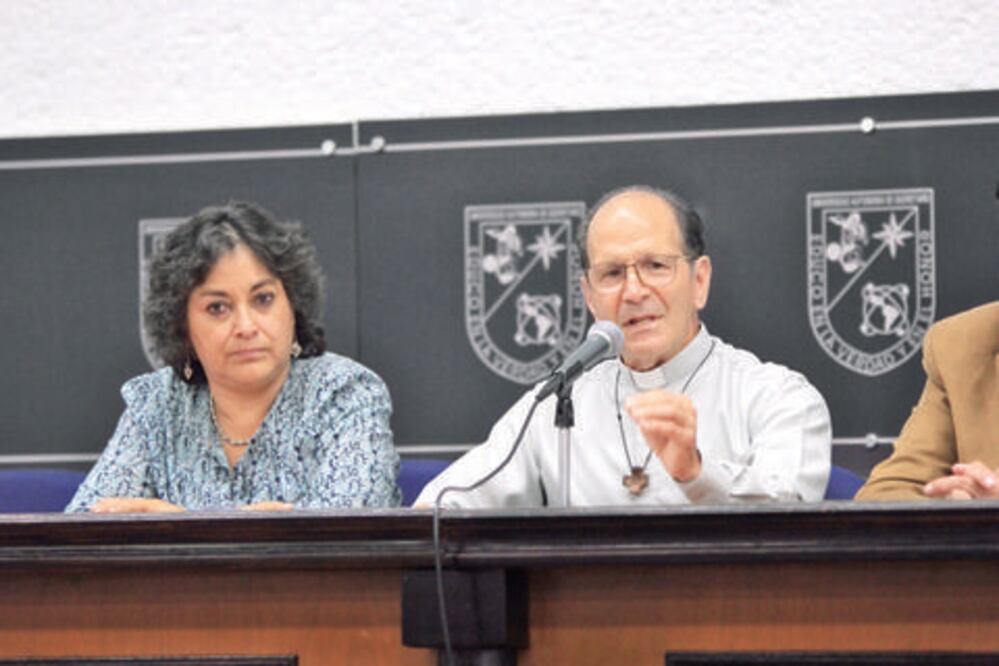 Jóvenes de la UAQ arropan a Solalinde