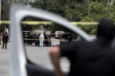 Hallan cuerpo de mujer enterrado en patio de su casa en Pachuca