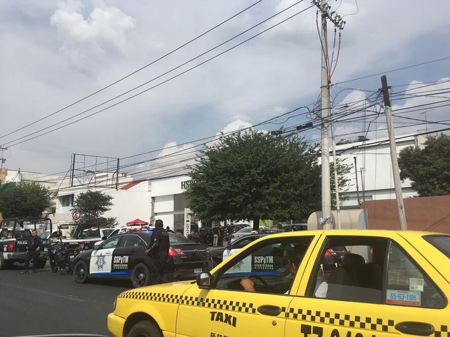 Policías rodean a un vehículo blanco