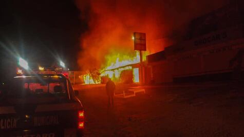 Aparatoso incendio se registra en San José El Alto