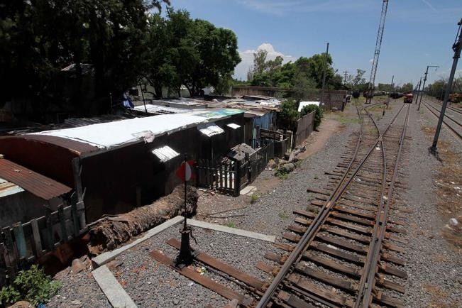 Se amparan familias ante demolición de Ferromex