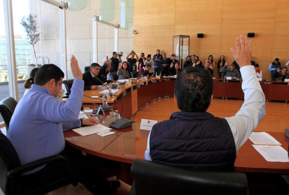 Durante la sesión de cabildo se registraron 14 votos a favor del PRI y el PAN, mientras que la representante de Morena se manifestó en contra (CÉSAR GÓMEZ. EL UNIVERSAL)