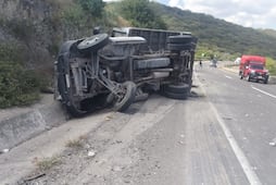 Volcadura en el Libramiento Norponiente deja un muerto y un lesionado grave
