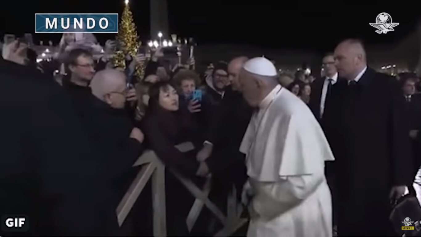 Papa Francisco da manazos a mujer que le tomó la mano en Plaza de San Pedro