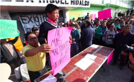 Padres de familia cierran primaria en Toluca; acusan maltrato de alumnos