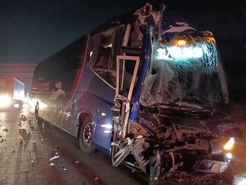 Accidente frontal de autobús en la autopista México-Querétaro deja 12 personas lesionadas