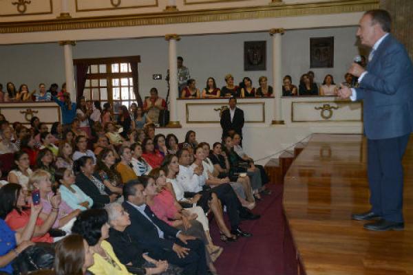Suspende Pedro Ferriz de Con plática por problema de salud