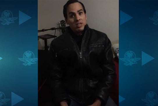 Restaurante discrimina a joven acompañado de perro guía