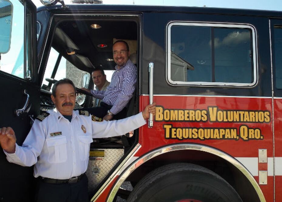 Entrega Sedesol camión a bomberos de Tequisquiapan