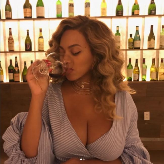 Critican a Beyoncé por tomarse una copa de vino