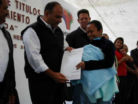 Entregan títulos de propiedad 