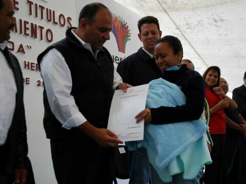 Entregan títulos de propiedad
