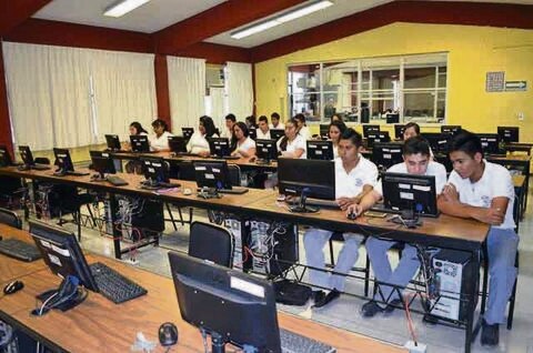 Estudiantes de San Juan esperan recursos para becas