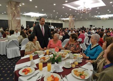 Se reúne Roberto Loyola con abuelitos