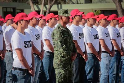Toman protesta a jóvenes del SMN