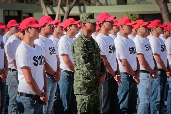 Durante el evento, el comandante Gómez López reconoció la participación de los conscriptos que cumplen con el entrenamiento.