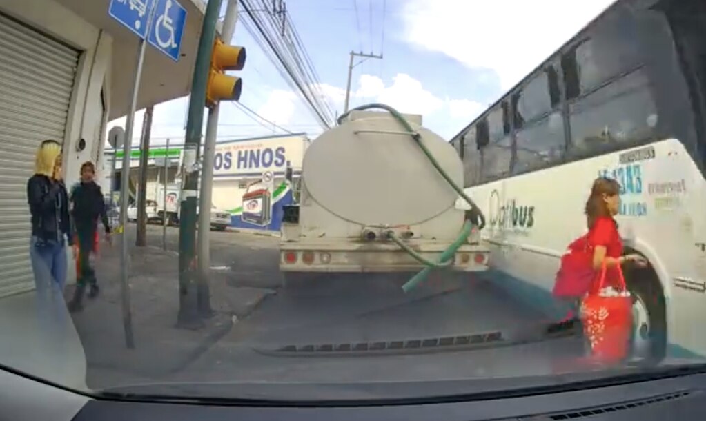 Estuvo a un paso de ser atropellada por el transporte público; sucedió en León, Guanajuato