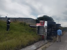 Vuelca tráiler que transportaba vigas de acero en el Libramiento Surponiente
