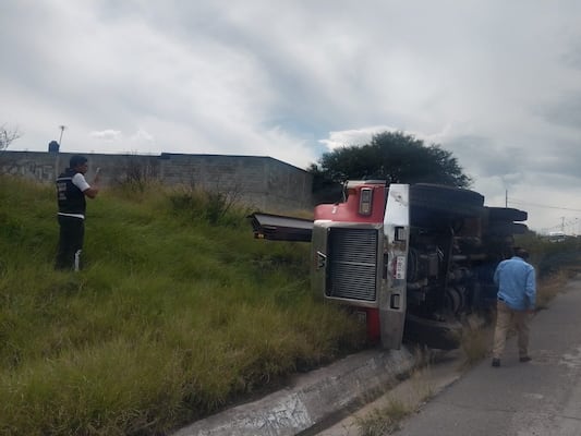 Vuelca tráiler que transportaba vigas de acero en el Libramiento Surponiente