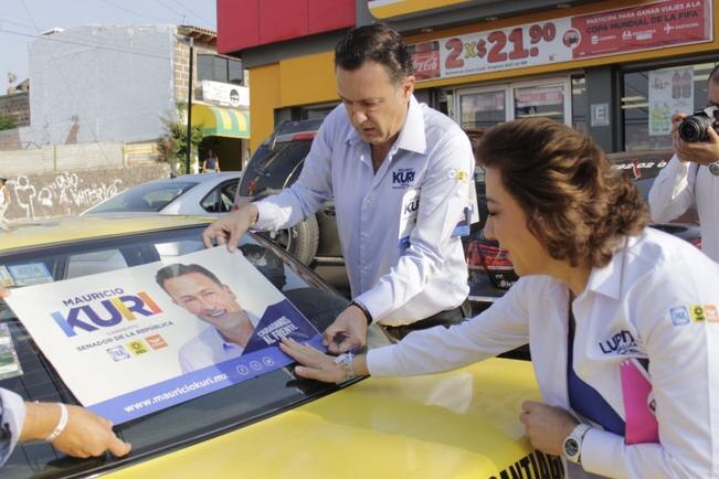 Este viernes Mauricio Kuri recorrió las calles de Jurica, en la capital del estado, junto a Guadalupe Murguía Gutiérrez / Foto: Especial