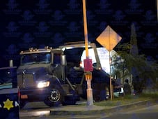 Localizan a una persona sin vida dentro de una camioneta en carretera Tlacote