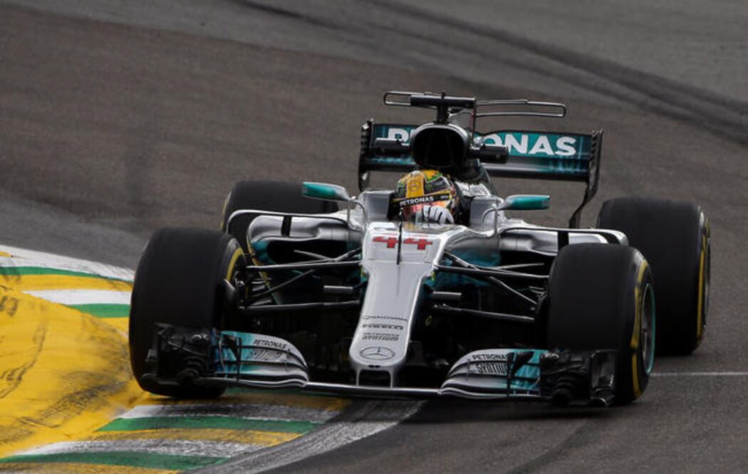 Lewis no afloja pese a título