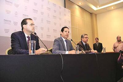 Presenta Domínguez equipo de transición