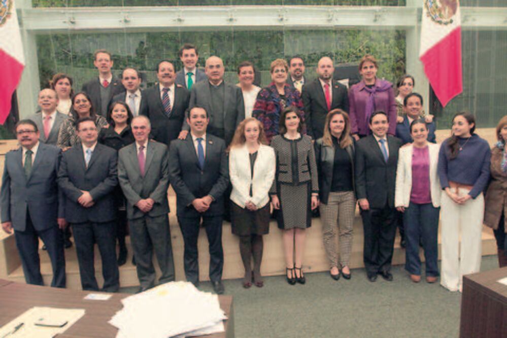 Toman protesta a siete magistrados