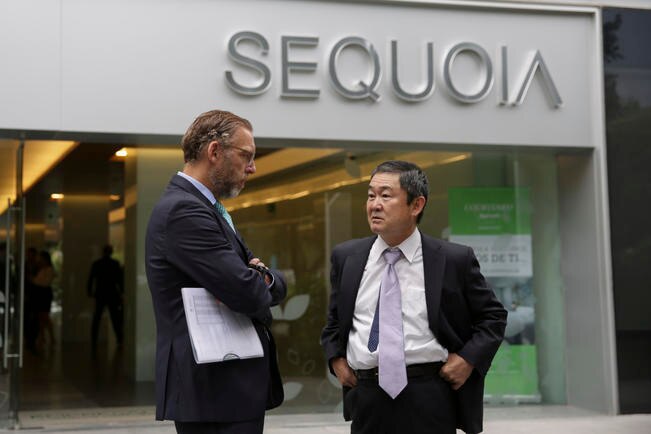 El titular de Desarrollo Sustentable, Marco del Prete Tercero, entre otros, acompañó al mandatario a las instalaciones del empresa nipona. (ESPECIAL)