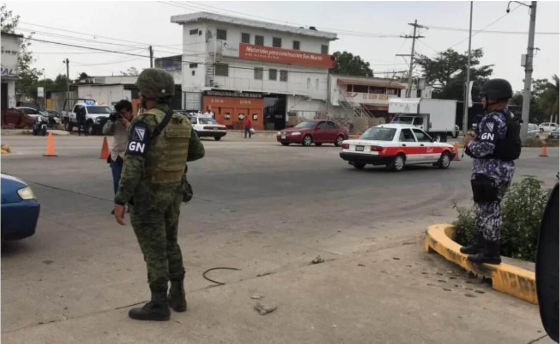 Reciben a AMLO con exigencia de justicia en Minatitlán