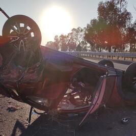 Vuelca automovil en la México-Querétaro; hay cierre parcial