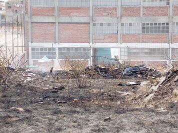 Consume fuego predio de neumáticos viejos