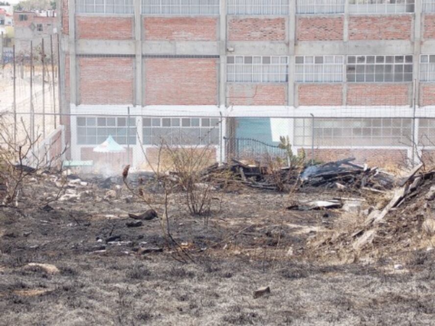 Consume fuego predio de neumáticos viejos
