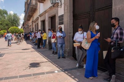 Crece la demanda de becas; padres esperan horas para tramitar apoyos educativos