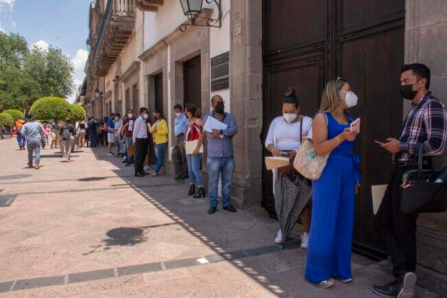 Crece la demanda de becas; padres esperan horas para tramitar apoyos educativos