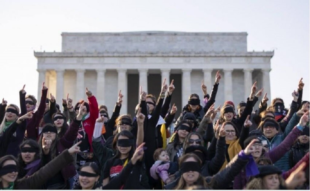 Mujeres cantan "Un violador en tu camino" en Washington con demanda migratoria